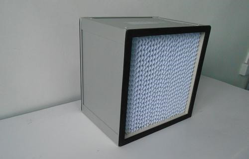新款ULPA高效過濾器的濾芯用超細(xì)玻璃纖維濾料經(jīng)打膠折疊而成，外框可選用夾層木板、鍍鋅銅板、不銹鋼板及鋁合金板，通過聚氨酯膠緊密粘接，具有質(zhì)量輕、透氣量大，集塵率高達(dá)99.95-99.999%，且耐堿，耐高溫。ULPA過濾器用于電子廠、半導(dǎo)體、精密機(jī)械、制藥、醫(yī)院、食品等行業(yè)中對潔凈度要求交高的民用或工業(yè)潔凈廠所的末端過濾，下面由北方濾器為大家講解新款ULPA(超高效)過濾器的特點(diǎn)及參數(shù)